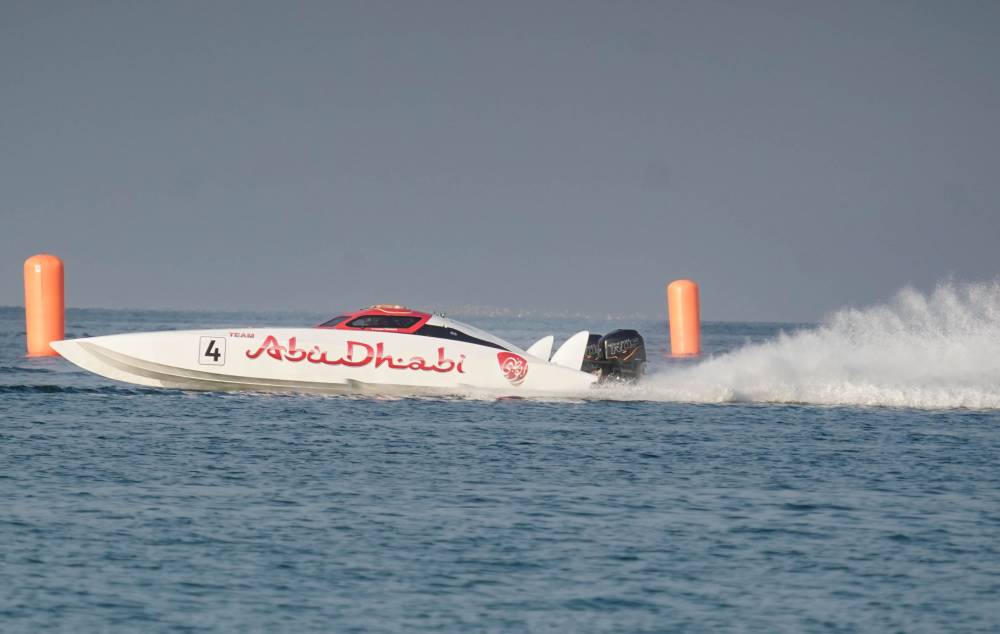 زورق فريق أبوظبي خلال منافسات سابقة