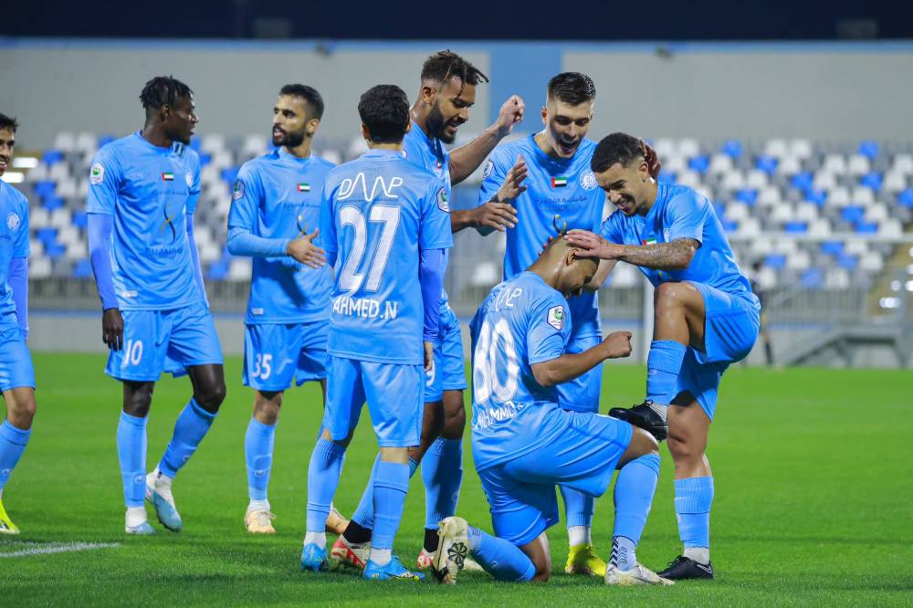 فرحة لاعبي دبا بالفوز على العروبة