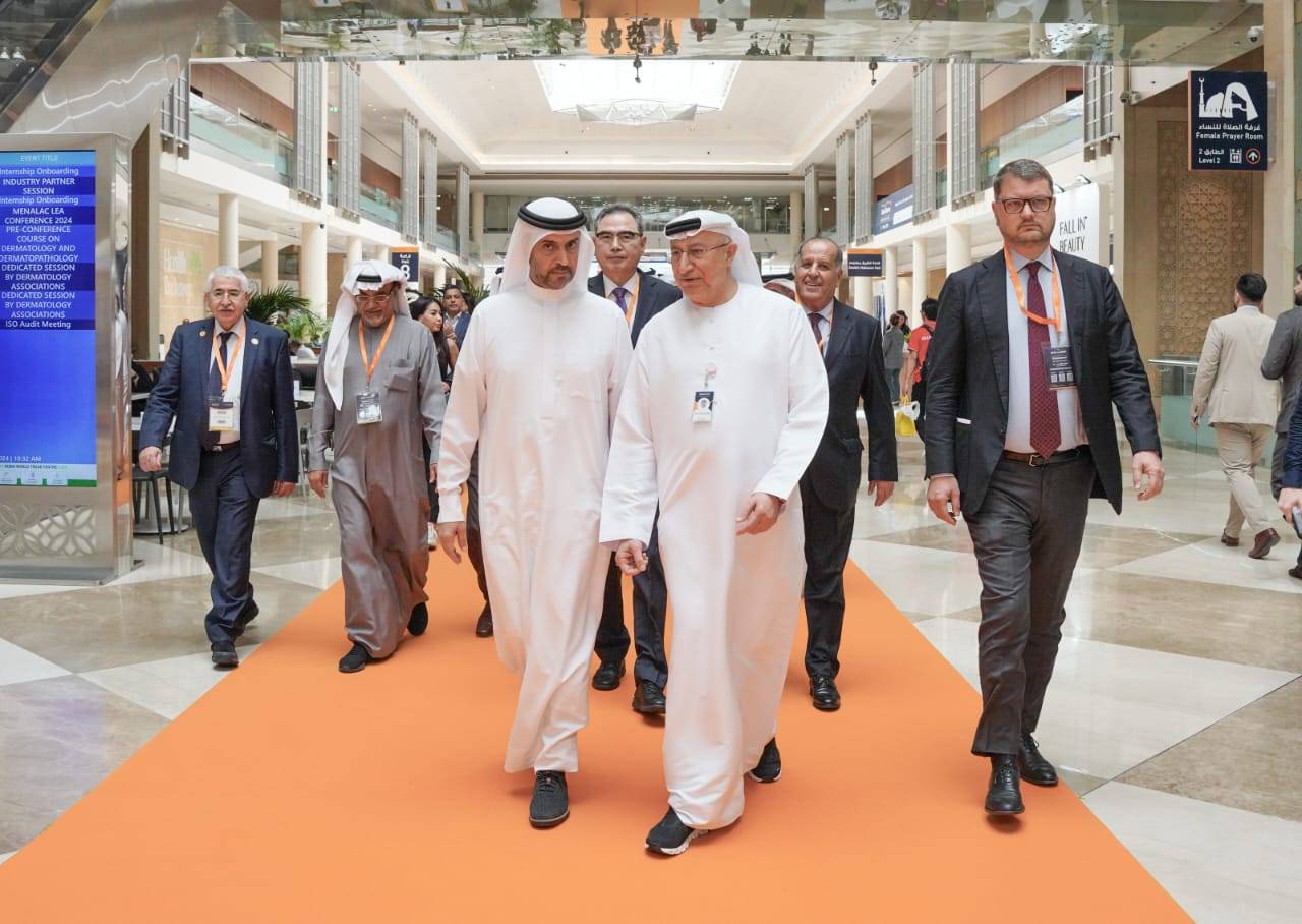 عوض الكتبي وجانب من الحضور خلال افتتاح المؤتمر