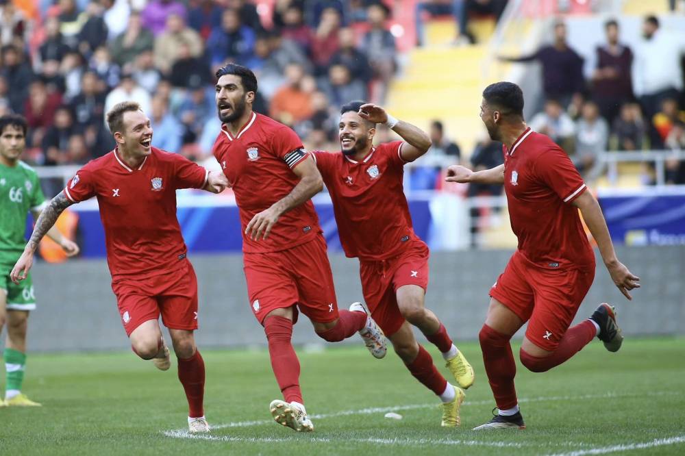  أحمد إبراهيم فرحاً بتسجيل هدف زاخو في مرمى كربلاء