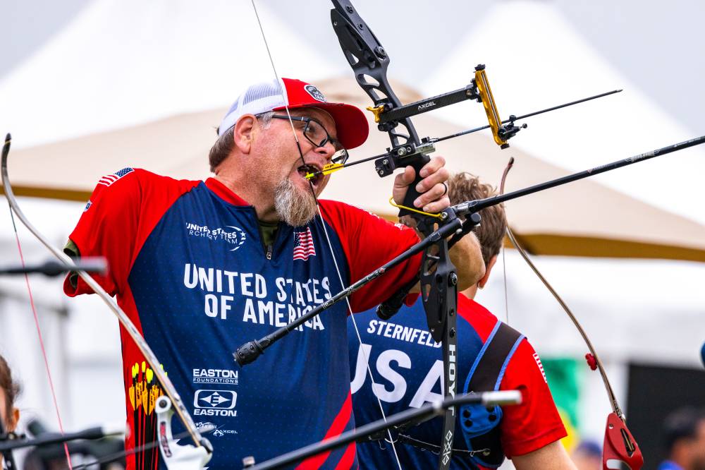 أريك يصوب بأسنانه