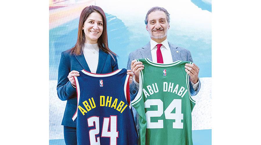  الجزيري ودينا أحمد يرفعان قميصي الفريقين 
