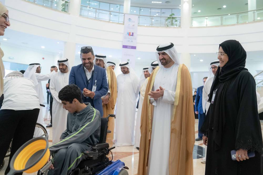 عبدالله بن سالم خلال اطلاعه على التطبيقات العملية لمنتسبي مدينة الشارقة للخدمات الإنسانية