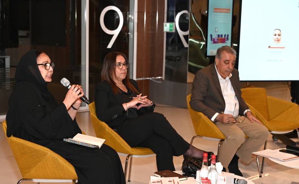 فاطمة الصايغ وزهور كرام وعبد الله الجسمي خلال إحدى جلسات الملتقى