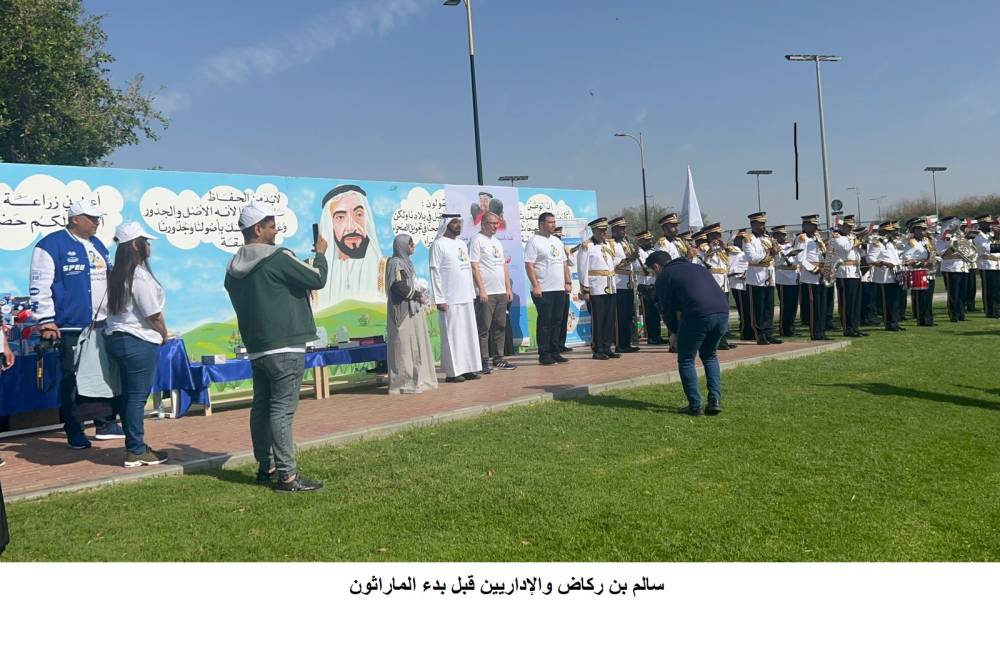 سالم بن ركاض والإداريين قبيل بدء الماراثون
