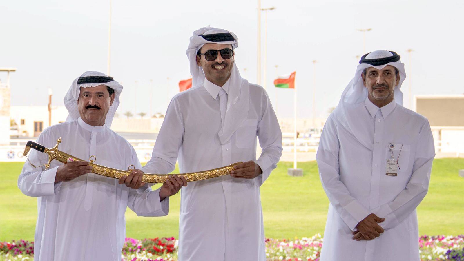 بحضور تميم بن حمد.. هجن الرئاسة مع «الوارية» تهدي الإمارات سيف أمير قطر