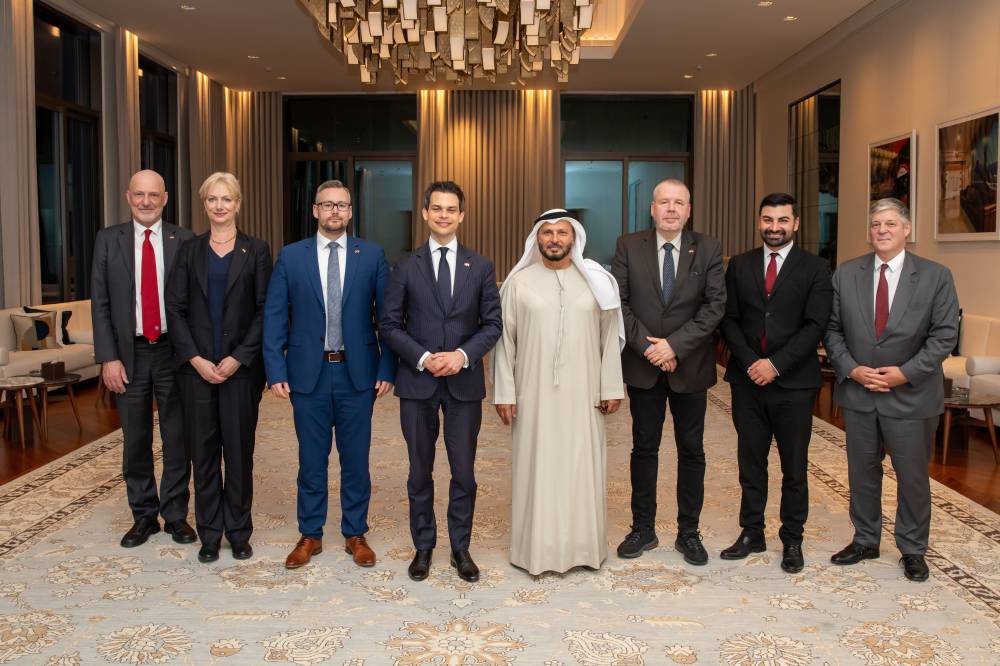 أنور قرقاش يلتقي وفداً برلمانياً ألمانياً