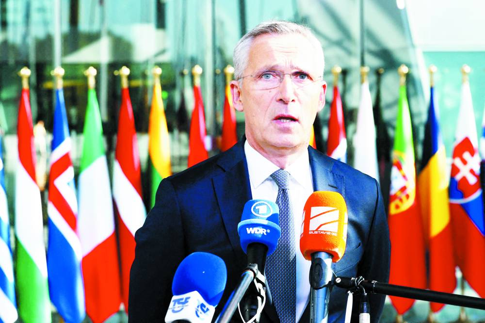 ستولتنبرغ خلال اجتماع سابق لوزراء دفاع الناتو في مقر الحلف في بروكسل (رويترز)