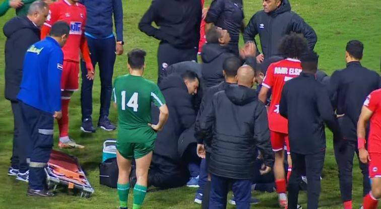 فيديو| سقوط لاعب مصري في الملعب بعد توقف قلبه