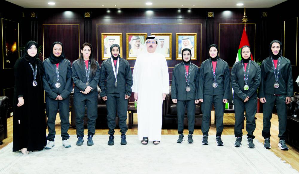 الطاير مع لاعبات الفريق النسائي