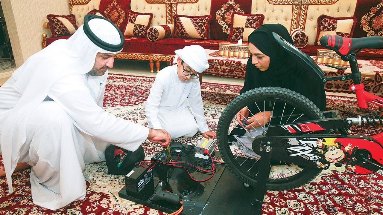 المخترع مع أسرته