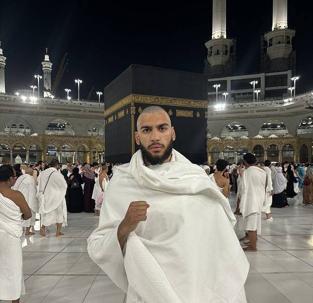 الملاكم حمزة يُؤدي العمرة ويشعر بالسلام الحقيقي في مكة