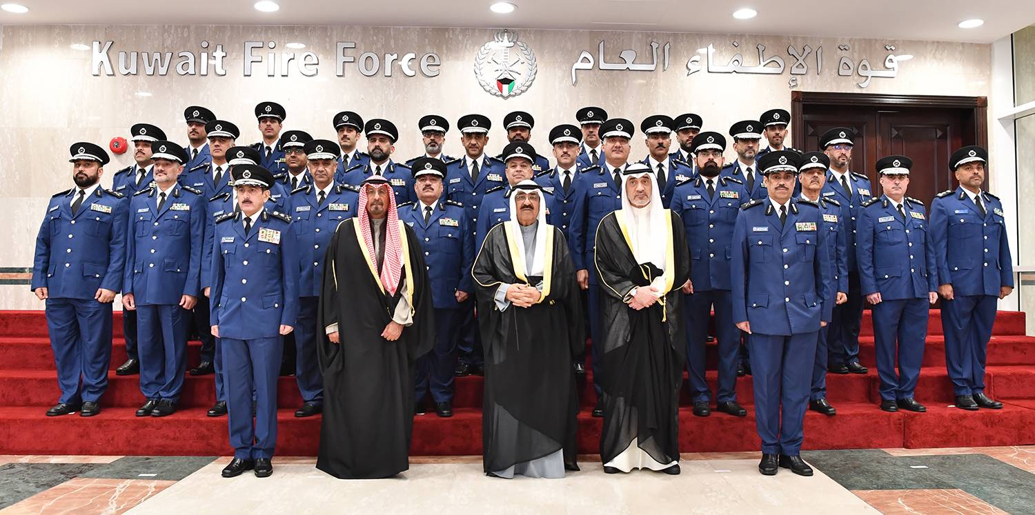 مشعل الأحمد خلال زيارته مساء الثلاثاء مقر قوة الإطفاء العام الكويتية (كونا)
