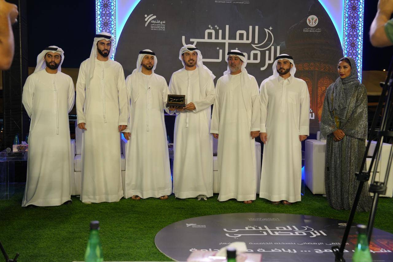 العويس يقدم دروعاً تذكارية للمشاركين في الملتقى