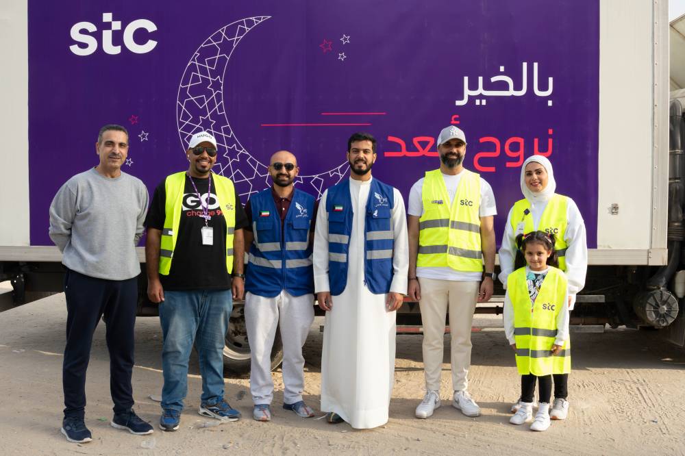 الفريقان خلال توزيع وجبات الأفطار