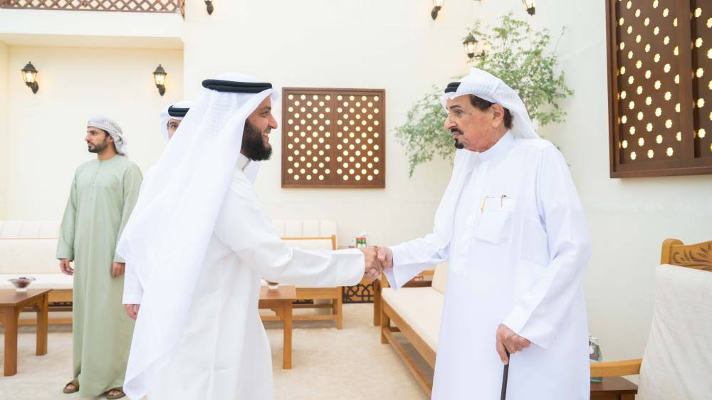 النعيمي يصافح راشد العفاسي
