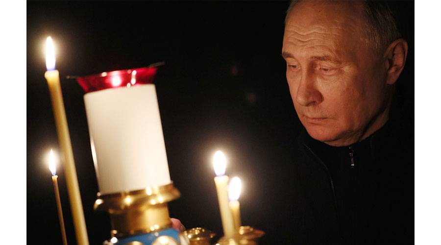 بوتين يضيء شمعة حداداً على أرواح ضحايا هجوم موسكو
