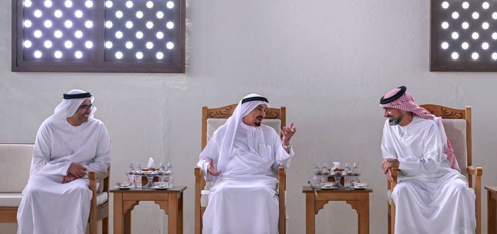  النعيمي في حديث مع عمار بن حميد خلال استقبال المهنئين
