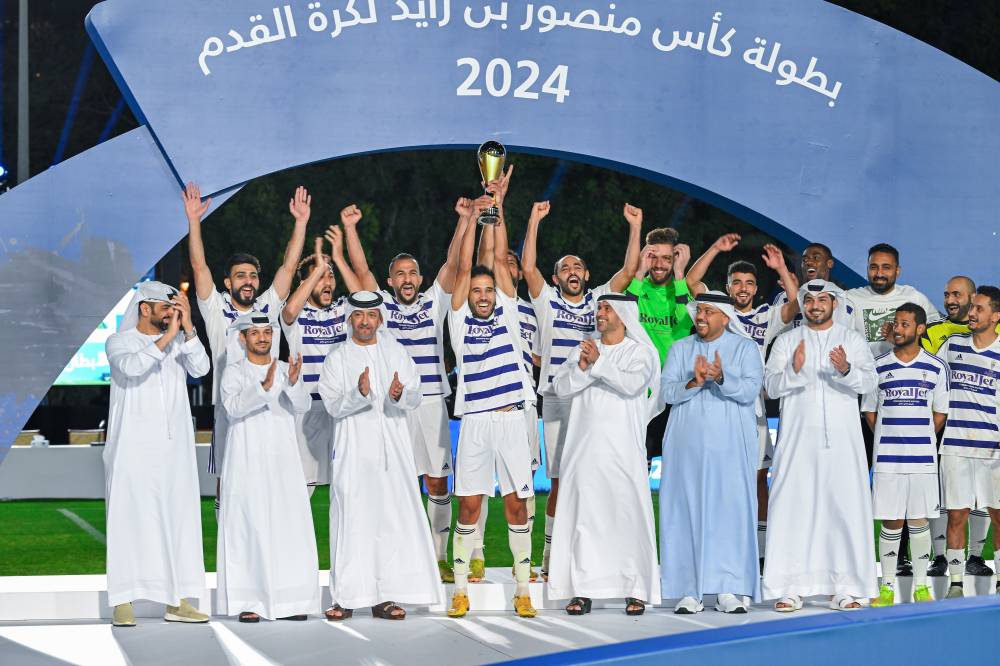 أحمد الحميري وسلطان الحميري وعبد الله الجنيبي خلال تتويج الفريق البطل