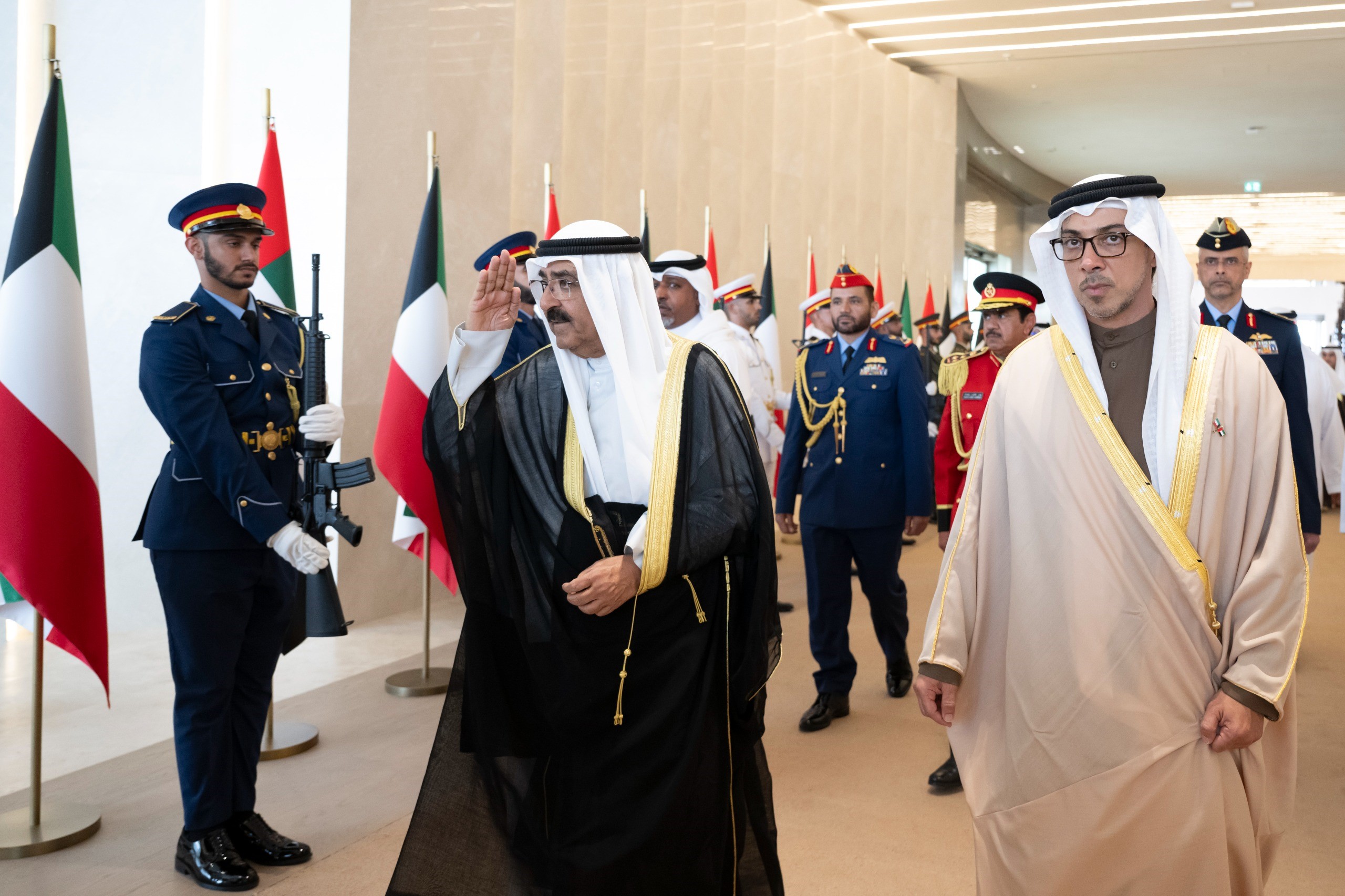 أمير الكويت يغادر الإمارات