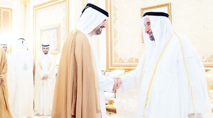سلطان يتقبل تهاني عبدالله بن سالم