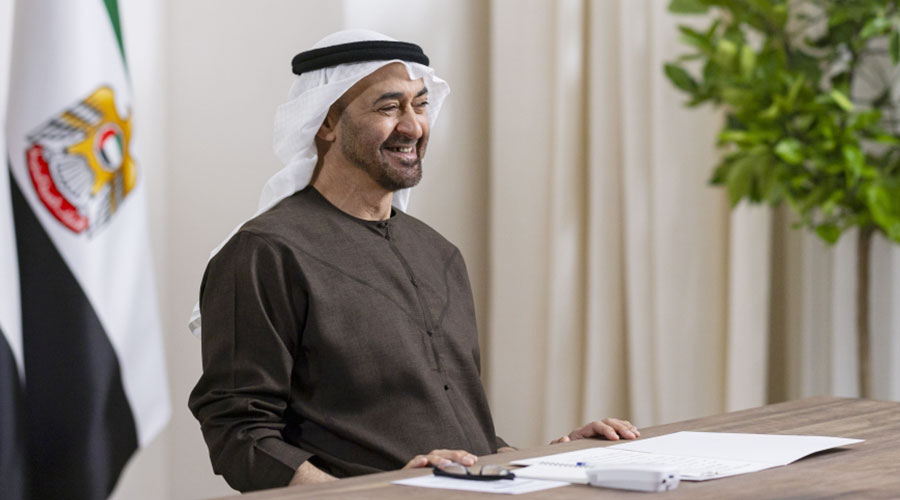 محمد بن زايد خلال متابعته توقيع الاتفاقية
