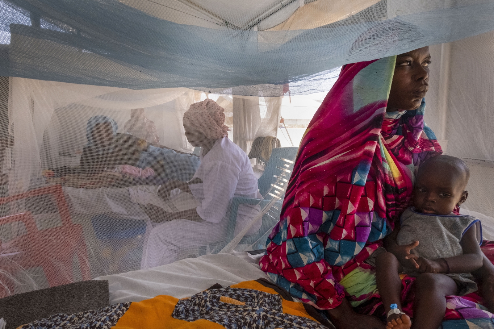 أطفال سودانيون يعانون سوء التغذية يتلقون العلاج في مخيم لجوء بتشاد