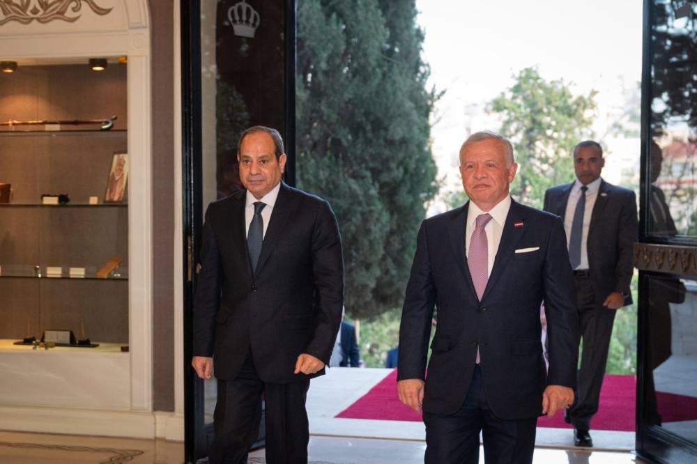 العاهل الأردني والرئيس المصري خلال لقائهما أمس عمّان