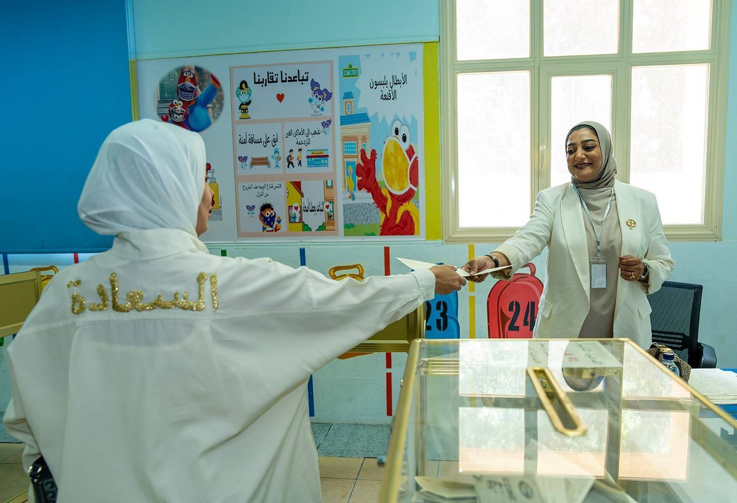كويتية تدلي بصوتها في انتخابات سابقة لمجلس الأمة (كونا)