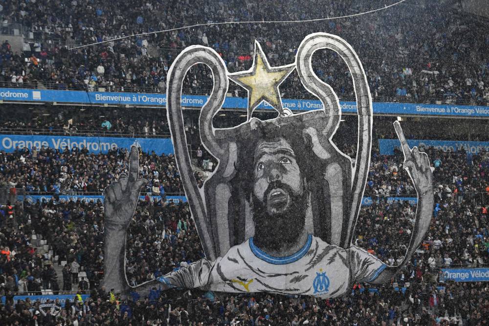 الممثل الجزائري بوغريبة يتوسط كأس أوروبا