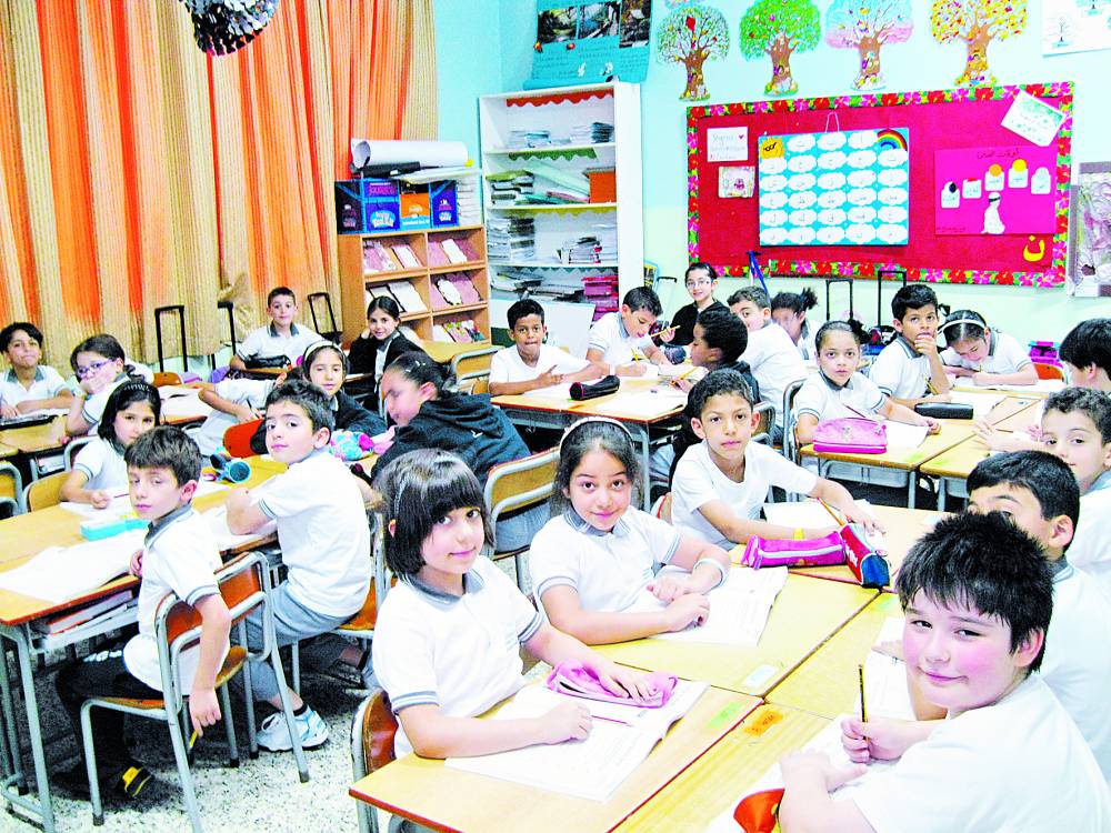 طلبة يتلقون دراستهم بإحدى المدارس