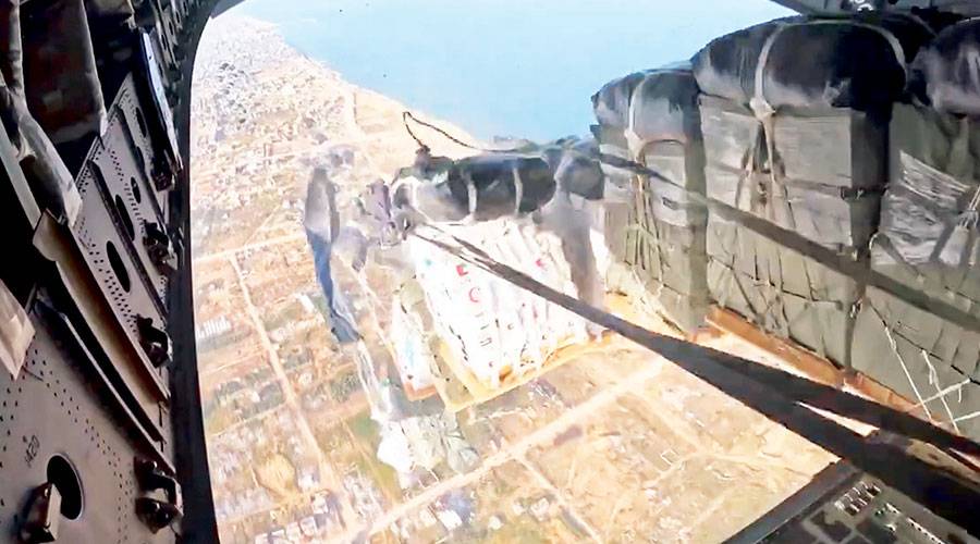 خلال إحدى عمليات الإسقاط للمساعدات على شمال قطاع غزة
