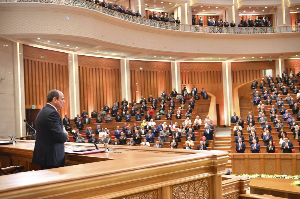  السيسي خلال أدائه اليمين في مقر البرلمان (أ ب)
