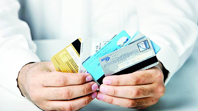 خيارات كثيرة توفرها البنوك لمنح عملائها بطاقات للسفر