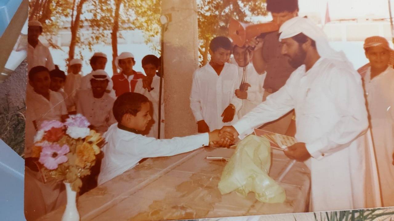 خلال تكريمه في إحدى السنوات الدراسية الابتدائية