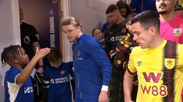 غالاغر يتجاهل الطفل