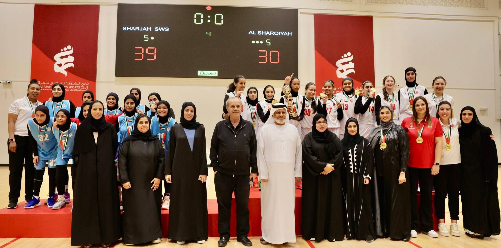 كبار الحضور مع الفائزات