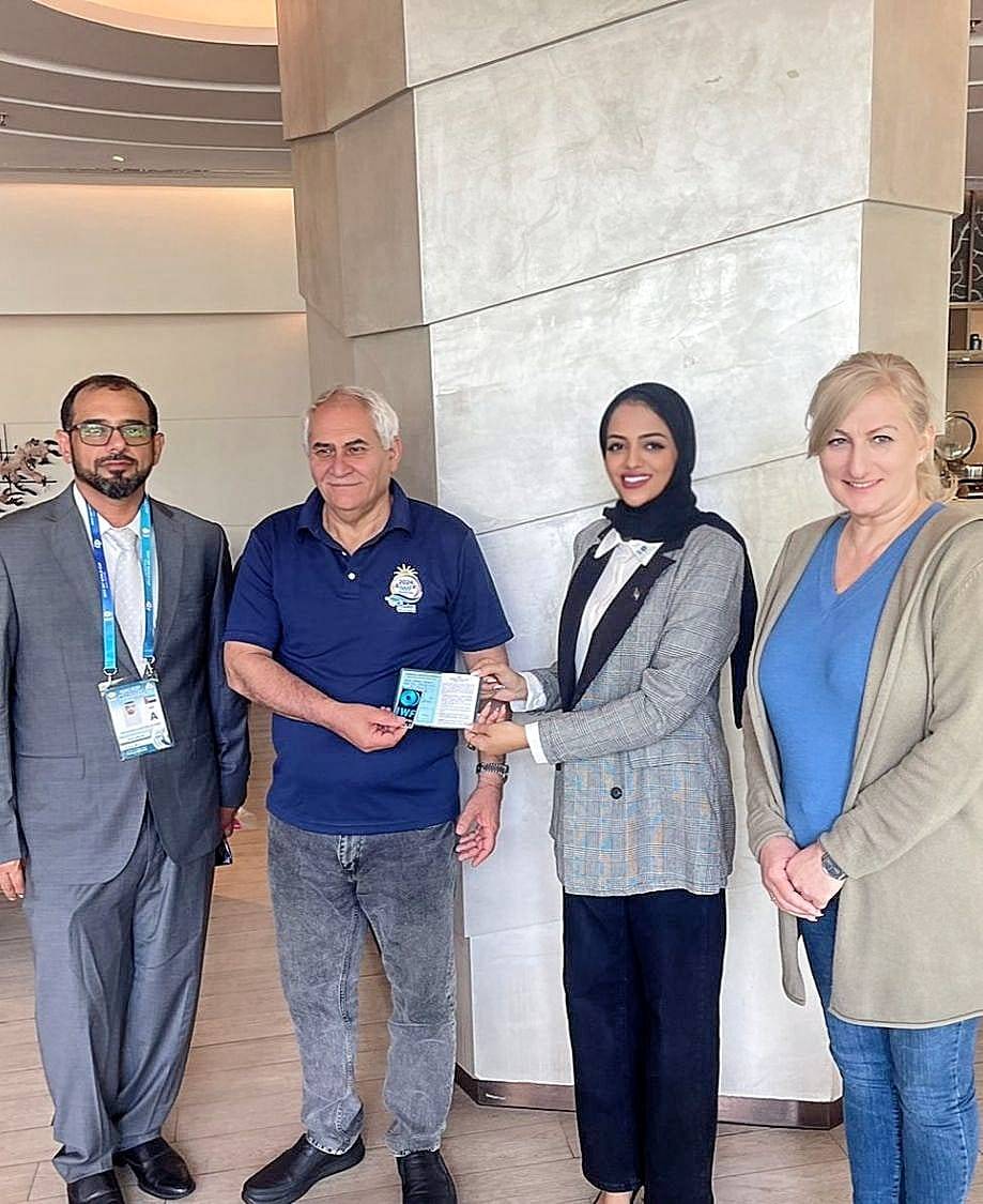 محمد جلود يسلم شيخة الكعبي الشارة الدولية