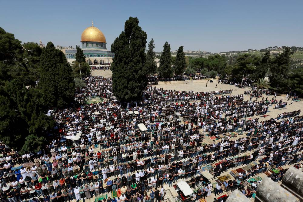آلاف الفلسطينيين يؤدون صلاة الجمعة الأخيرة من رمضان في الحرم القدسي 
