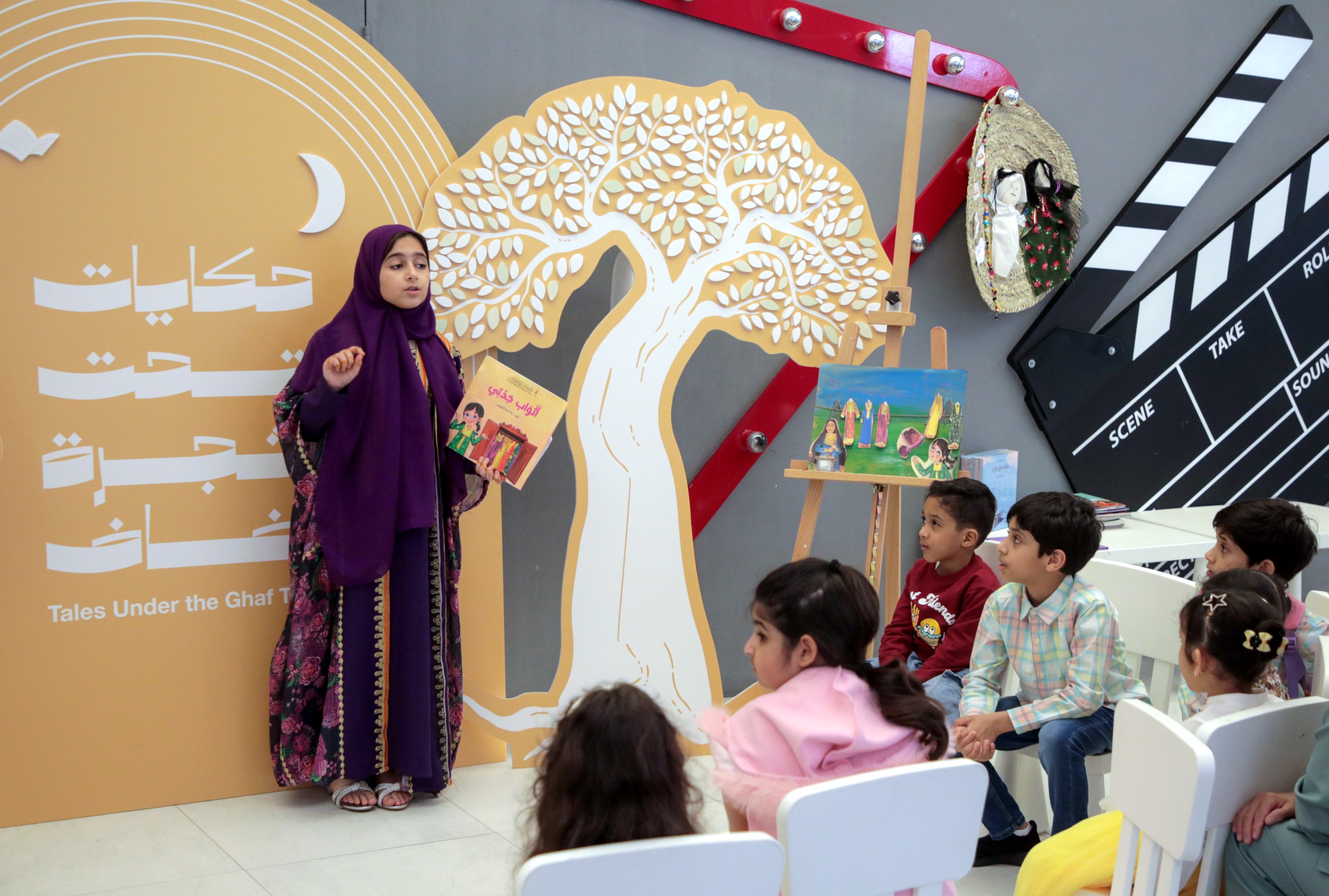 «حكايات تحت شجرة الغاف» تُبحر بالجمهور إلى التراث والفنون