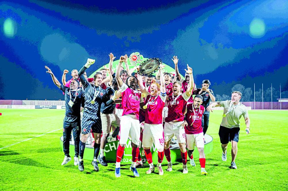  لاعبو فليتوود يونايتد يحتفلون بدرع الدوري