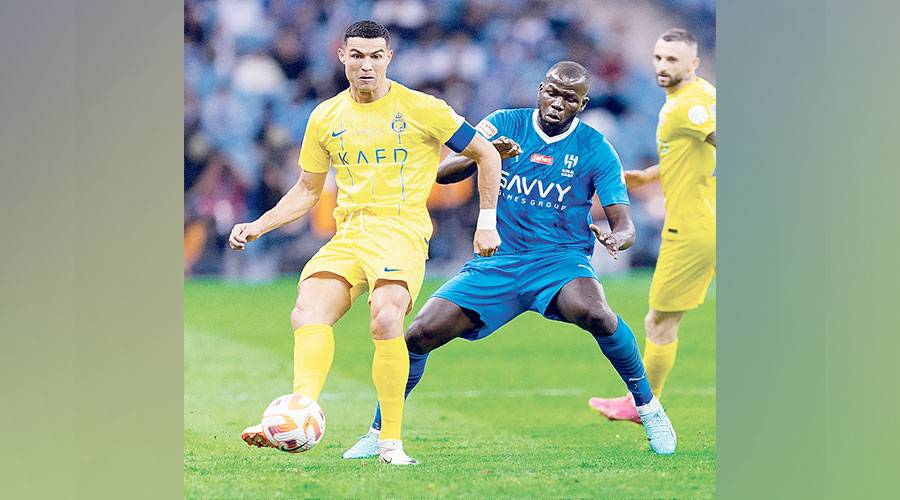 رونالدو وكوليبالي خلال لقاء سابق بين الهلال والنصر