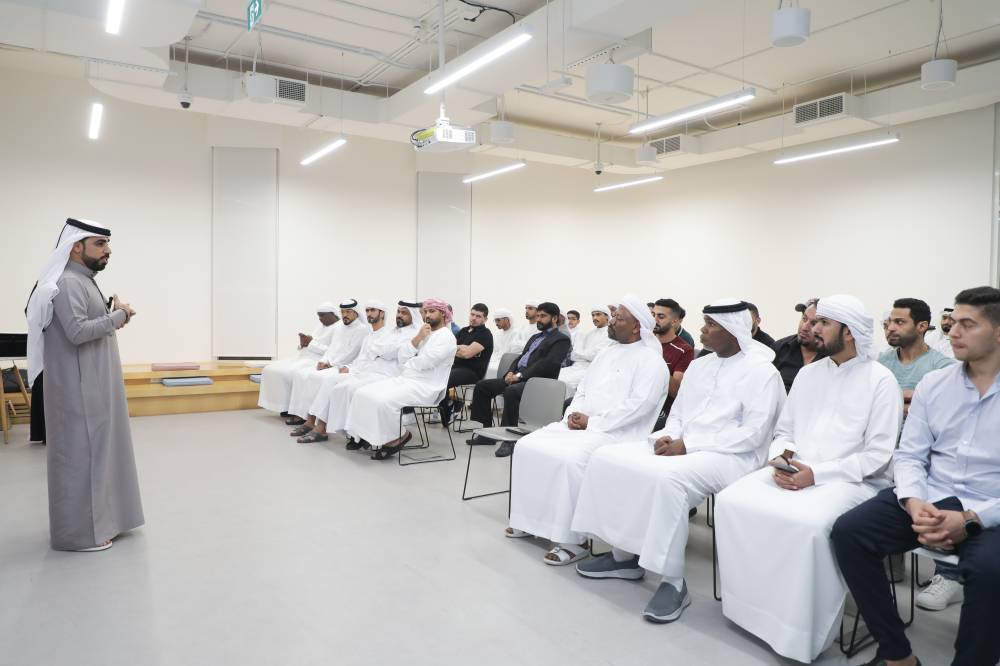 عبد العزيز عبد الله خلال حفل تكريم لجان حكومية عجمان الرياضية