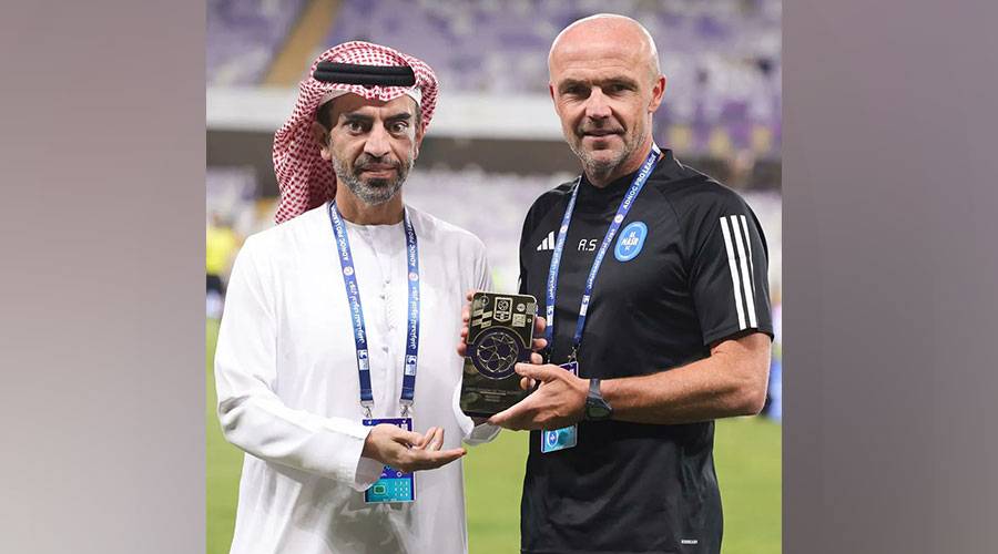  شرودر يتسلم جائزة أفضل مدرب 