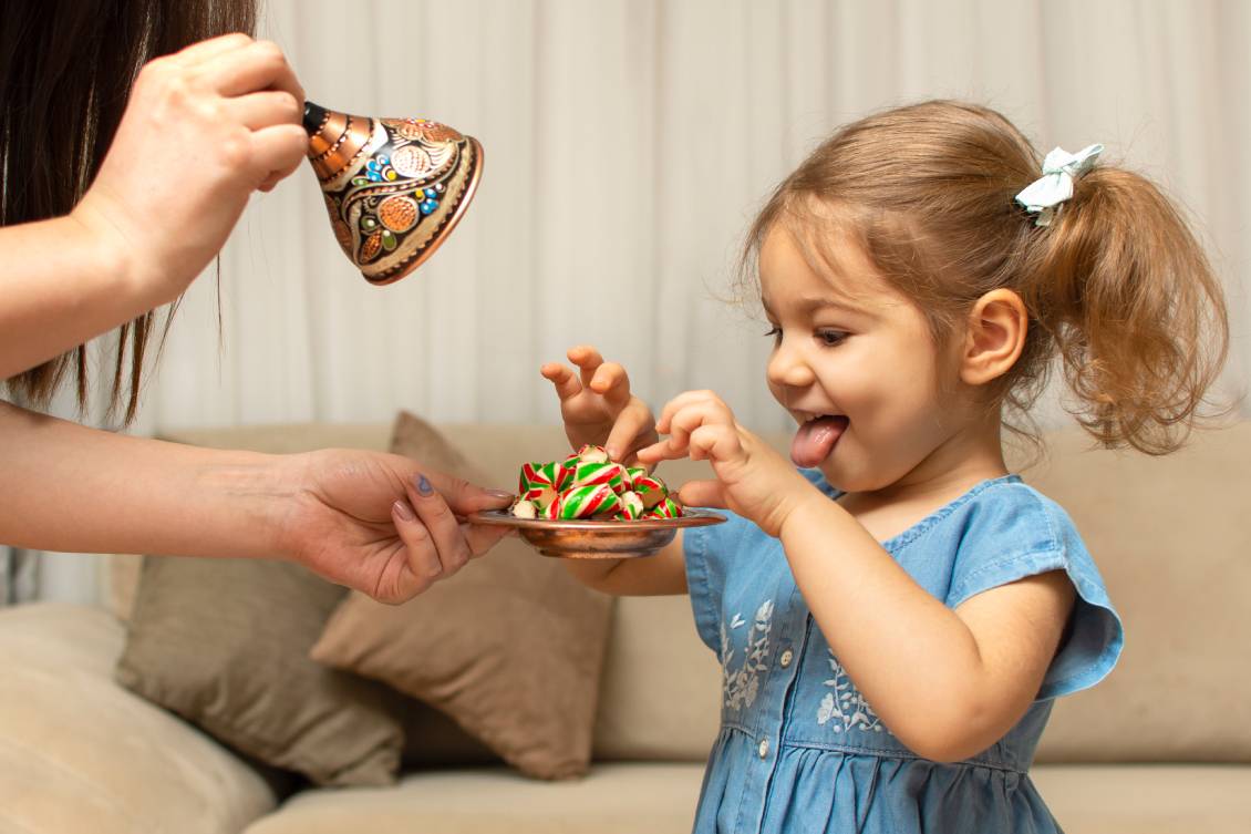 الحلوى وفرحة الأطفال من ملامح العيد