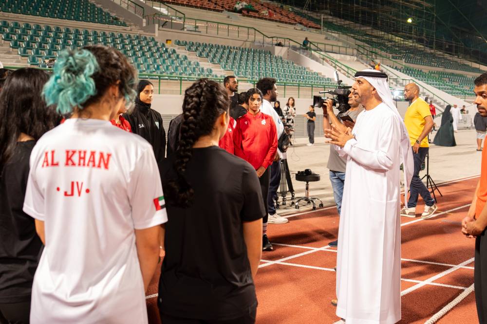 المر يتحدث إلى لاعبات المنتخب