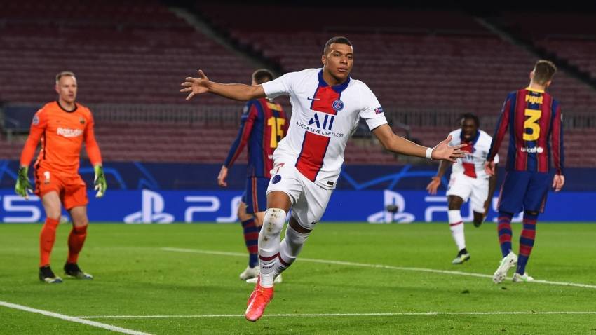 مبابي يحتفل بهدف سابق في شباك برشلونة