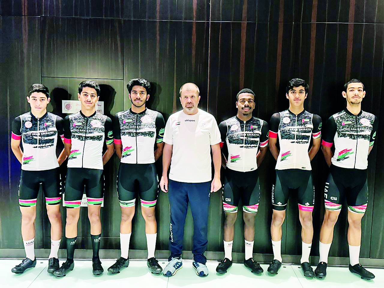 لاعبو منتخب الإمارات للدراجات في لقطة تذكارية
