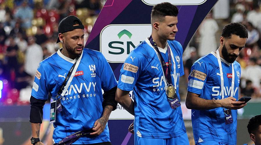  نيمار مع لاعبي الهلال 
