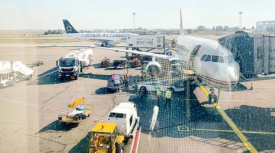 خلال تقديم خدماتها في مطار بلغراد
